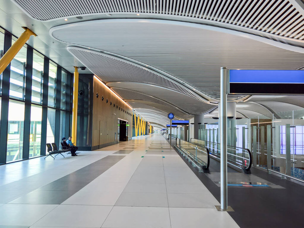 Sala de arquitectura moderna y techo en el aeropuerto
 - Foto, Imagen