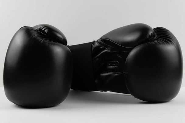 Крупный план красных боксерских перчаток на белом фоне. спортивная фотография продукта
 - Фото, изображение