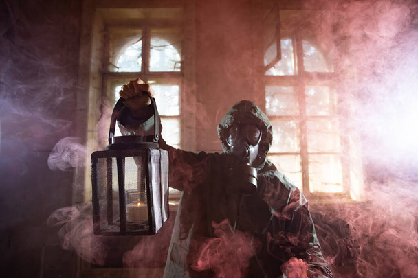 Post apocalyptic survivor in gas mask in the smoke. Environmental disaster, armageddon concept. - Φωτογραφία, εικόνα