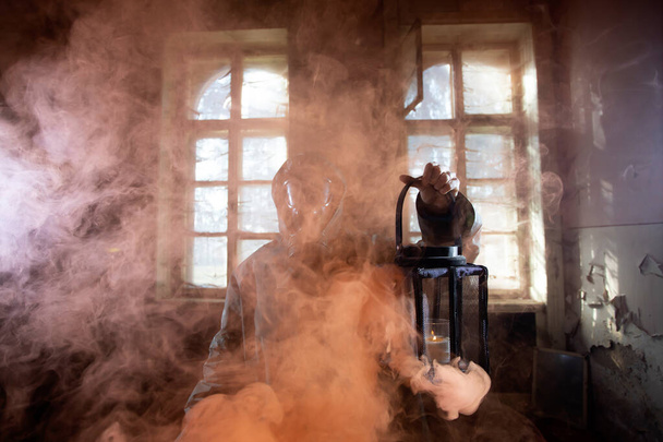 Post apocalyptic survivor in gas mask in the smoke. Environmental disaster, armageddon concept. - Foto, imagen