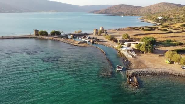 Αεροφωτογραφία μηχανοκίνητου σκάφους σε καταγάλανη θάλασσα. Κολοκύθα, Κρήτη, Ελλάδα - Πλάνα, βίντεο
