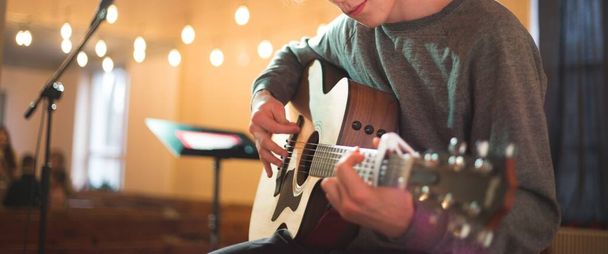 jovem tocando guitarra acústica
 - Foto, Imagem
