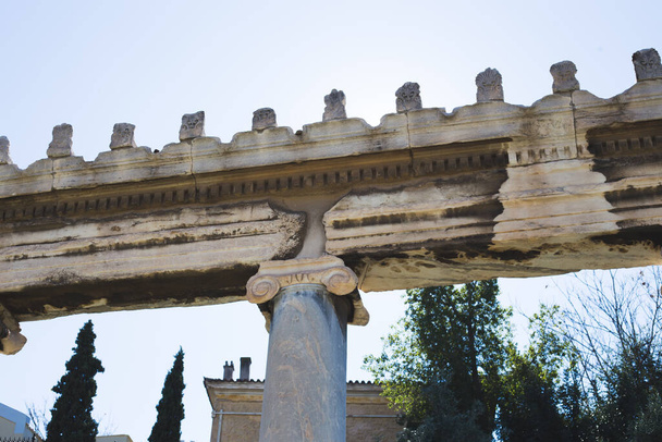 Pilastro in marmo greco ad Atene
 - Foto, immagini