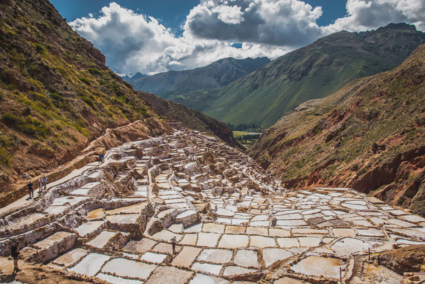 Panelas de sal com terraço também conhecidas como "Salineras de Maras", entre os destinos de viagem mais pitorescos da região de Cusco, Peru. Trabalhadores andinos Peru
 - Foto, Imagem