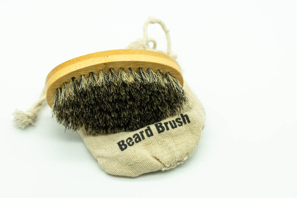 Escova de barba de bambu com cerdas naturais em sua caixa Cuidado com a barba. Conceito de cuidados faciais para homens
. - Foto, Imagem