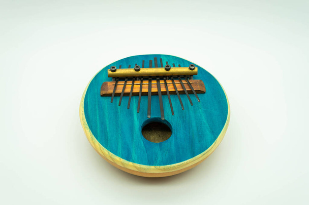 Azul Africano Kalimba sobre um fundo branco no centro da imagem. Conceito de música tradicional
. - Foto, Imagem