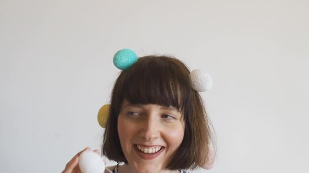 Χαριτωμένο κορίτσι Πάσχα πορτρέτο με φώτα αυγών στο κεφάλι - Πλάνα, βίντεο