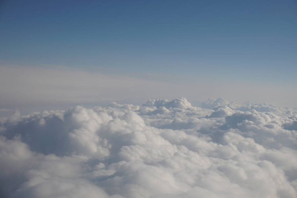 Joli panorama d'un paysage nuageux un paysage de nuages et de rayons de soleil vu d'en haut depuis une fenêtre d'avion
 - Photo, image