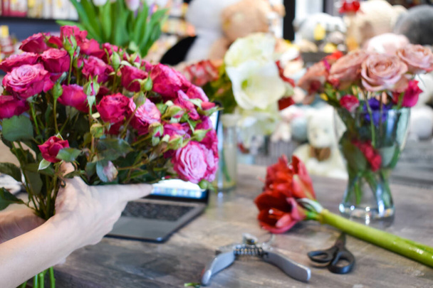 Making bouquets and compositions. Flower shop. Flower delivery - Foto, Imagem