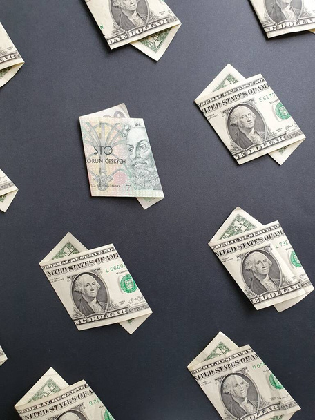 billets d'un dollar américain et billet tchèque de 100 couronnes sur fond noir
 - Photo, image