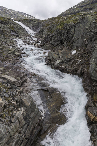 río que corre entre altas montañas de Noruega durante el verano
 - Foto, Imagen