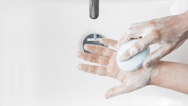 Τεχνικές πλύσης χεριών: γυναίκα που σαπουνίζει τα χέρια της με σαπούνι. Επίπεδη θέα. - Φωτογραφία, εικόνα