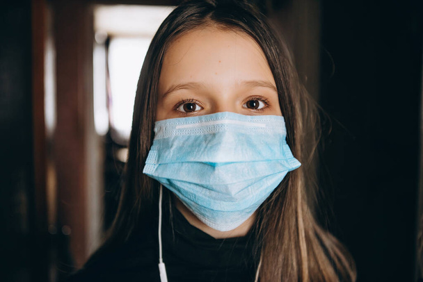 Teens dívka s lékařskou maskou na ochranu opět chřipku. Mělká hloubka pole. Zkopírujte místo pro text. Nový virus Covid-19 z Wuhan China konceptu - Fotografie, Obrázek