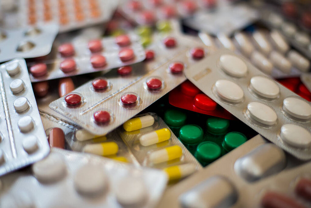 Ένα σωρό από πολύχρωμα χάπια βρίσκονται σε - Φωτογραφία, εικόνα