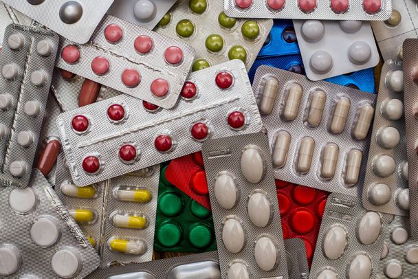Una pila de píldoras multicolores se encuentran uno en
 - Foto, Imagen