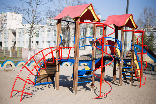 Parque infantil en el patio de Kiev en Ucrania
 - Foto, Imagen