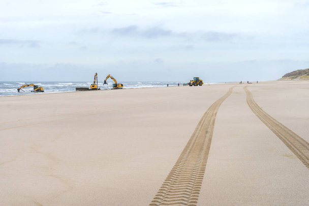 Graafmachines werken op het strand op het eiland Sylt - Foto, afbeelding