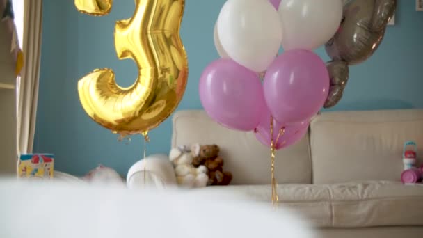 Μπαλόνια γενεθλίων σε φωτεινό δωμάτιο - Πλάνα, βίντεο