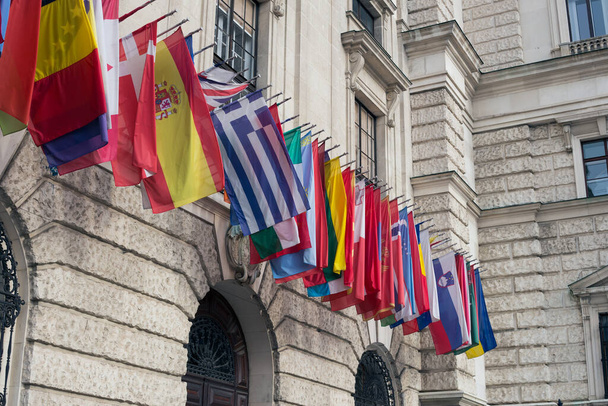 Avrupa bayrakları eski bir binanın cephesinde - Fotoğraf, Görsel