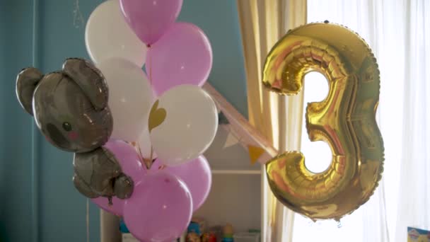 Μπαλόνια γενεθλίων σε φωτεινό δωμάτιο - Πλάνα, βίντεο