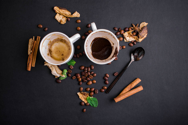 Samenstelling op een yair achtergrond met melk, geurige koffie, gezouten karmela, gedroogde champignons, munt. Trend koffie met champignons - Foto, afbeelding