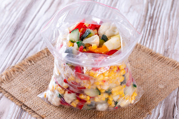 Mezcla de verduras congeladas en una bolsa de plástico
 - Foto, Imagen