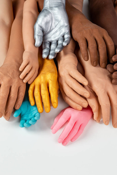 Silikonové protetické ruce různých barev a velikostí, medicínské briht implantáty pro osobu - Fotografie, Obrázek