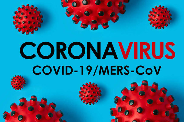 Inscription CORONAVIRUS na modrém pozadí. Světová zdravotnická organizace WHO zavedla nový oficiální název pro koronavirus  - Fotografie, Obrázek