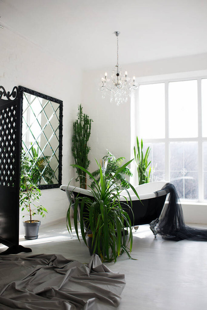 Ексклюзивний сучасний чорно-білий інтер'єр ванної в розкішному особняку з великим вікном
 - Фото, зображення