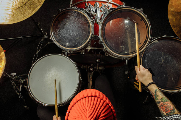 handsome talented guy play on drums - 写真・画像