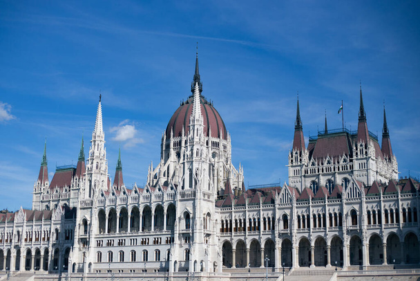 Здание парламента Будапешта во второй половине дня на фоне голубого неба
 - Фото, изображение