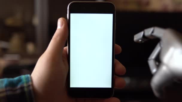 Cyborg utilise le téléphone. Gris main mécanique glisser vers le haut sur smartphone avec écran blanc. Modèle de modèle
. - Séquence, vidéo