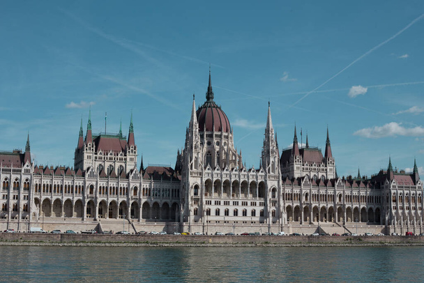 Βουδαπέστη Κοινοβούλιο Κτίριο το απόγευμα ενάντια σε ένα καθαρό γαλάζιο ουρανό - Φωτογραφία, εικόνα