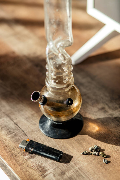 top view on bong and lighter - Foto, Imagen