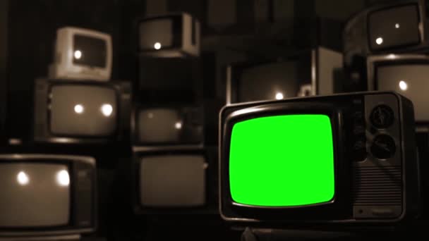 Antikes Fernsehgerät mit grünem Bildschirm über einer Retro-TV-Wand. Sepia-Ton. Sie können den grünen Bildschirm durch das gewünschte Filmmaterial oder Bild ersetzen. Sie können dies mit dem Keying-Effekt in After Effects oder jeder anderen Videobearbeitungssoftware tun (siehe Tutorials).).  - Filmmaterial, Video