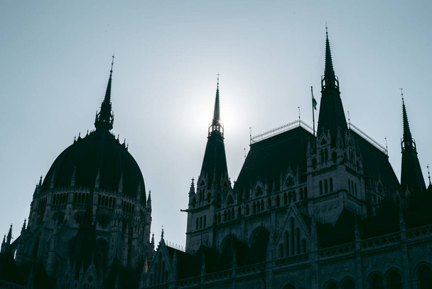 Palais du Parlement de Budapest dans l'après-midi contre un ciel bleu clair
 - Photo, image