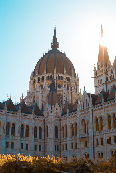 Budapeste Parlamento Edifício à tarde contra um céu azul claro
 - Foto, Imagem