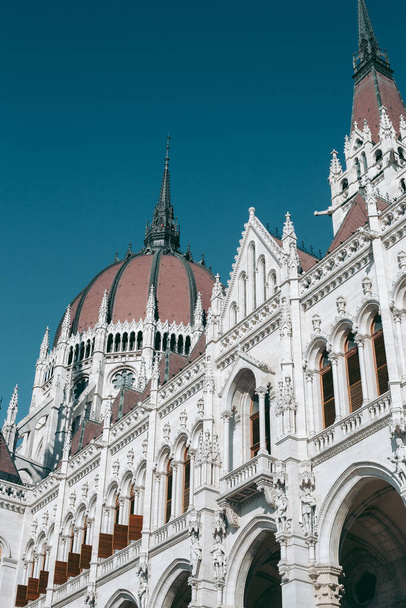 Здание парламента Будапешта во второй половине дня на фоне голубого неба
 - Фото, изображение
