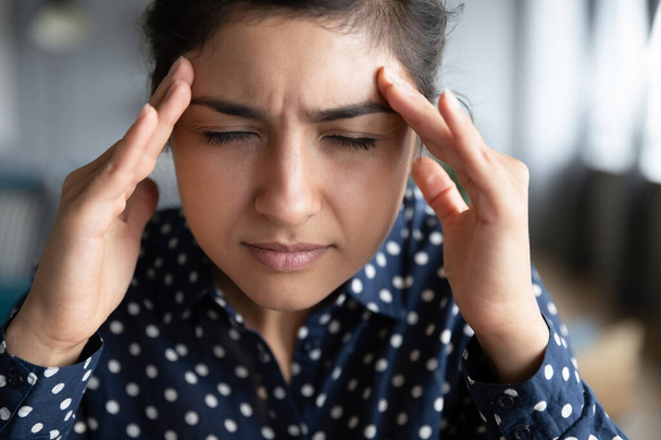 Zblízka vyčerpaná indická dívka dotýkající se čela, trpí bolestí hlavy - Fotografie, Obrázek