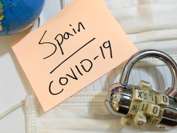 Vírus da China Coronavirus COVID-19 infecção Espanha bloqueio COVID doença respiratória efeito influenza na máscara cirúrgica e fundo do globo terrestre
 - Foto, Imagem