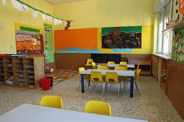scuola materna interna con sedie gialle al mattino
 - Foto, immagini