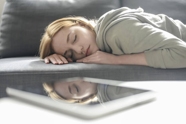 mujer joven dormida con tableta digital
 - Foto, Imagen