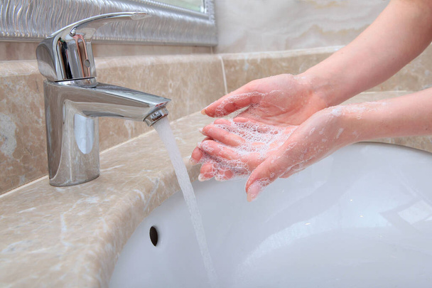 Prevenção de doenças virais. Lavagem das mãos e higiene pessoal. Uma foto irreconhecível. Protecção contra o coronavírus. Ameaça de epidemia. Espaço para cópia. COVID-19
 - Foto, Imagem