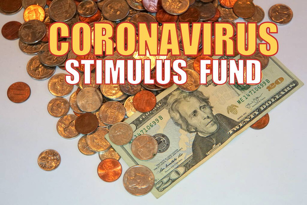 Coronavirus Stimulus Fund sullo sfondo delle monete americane e delle banconote in dollari
 - Foto, immagini