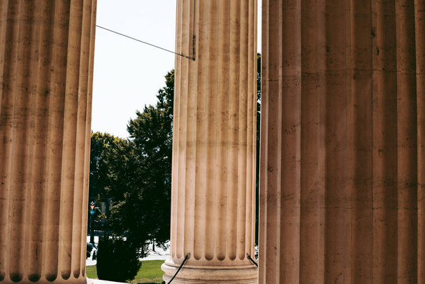 柱のある古いギリシャとローマのスタイルの建物 - 写真・画像