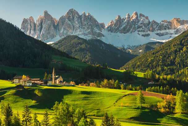 Όμορφη θέα στο ιταλικό χωριό Santa Maddalena σε Δολομίτες Άλπεις κατά την ανατολή. Val di Funes, South Tyrol, Ιταλία, Ευρώπη - Φωτογραφία, εικόνα