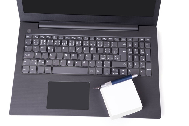 Современный тонкий ноутбук с стопкой бумаги и очками
 - Фото, изображение