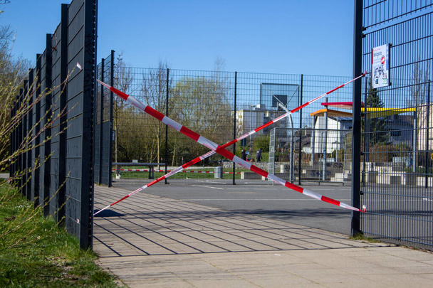 Spielplatz wegen Coronavirus abgesperrt Das deutsche Wort Spielplatz bedeutet Spielplatz - Foto, Bild