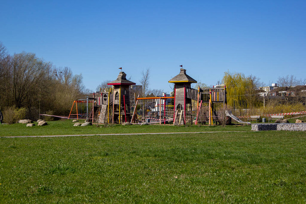 Parque infantil isolado por causa do vírus da Coroa. palavra alemã Spielplatz significa parque infantil
 - Foto, Imagem
