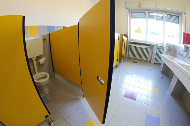 żółty drzwi do łazienki z umywalkami z przedszkola - Zdjęcie, obraz